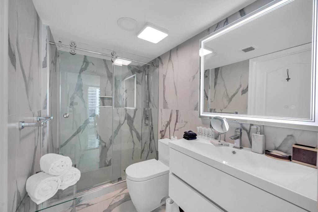 Luxurious Private Unit With Parking Apartamento
